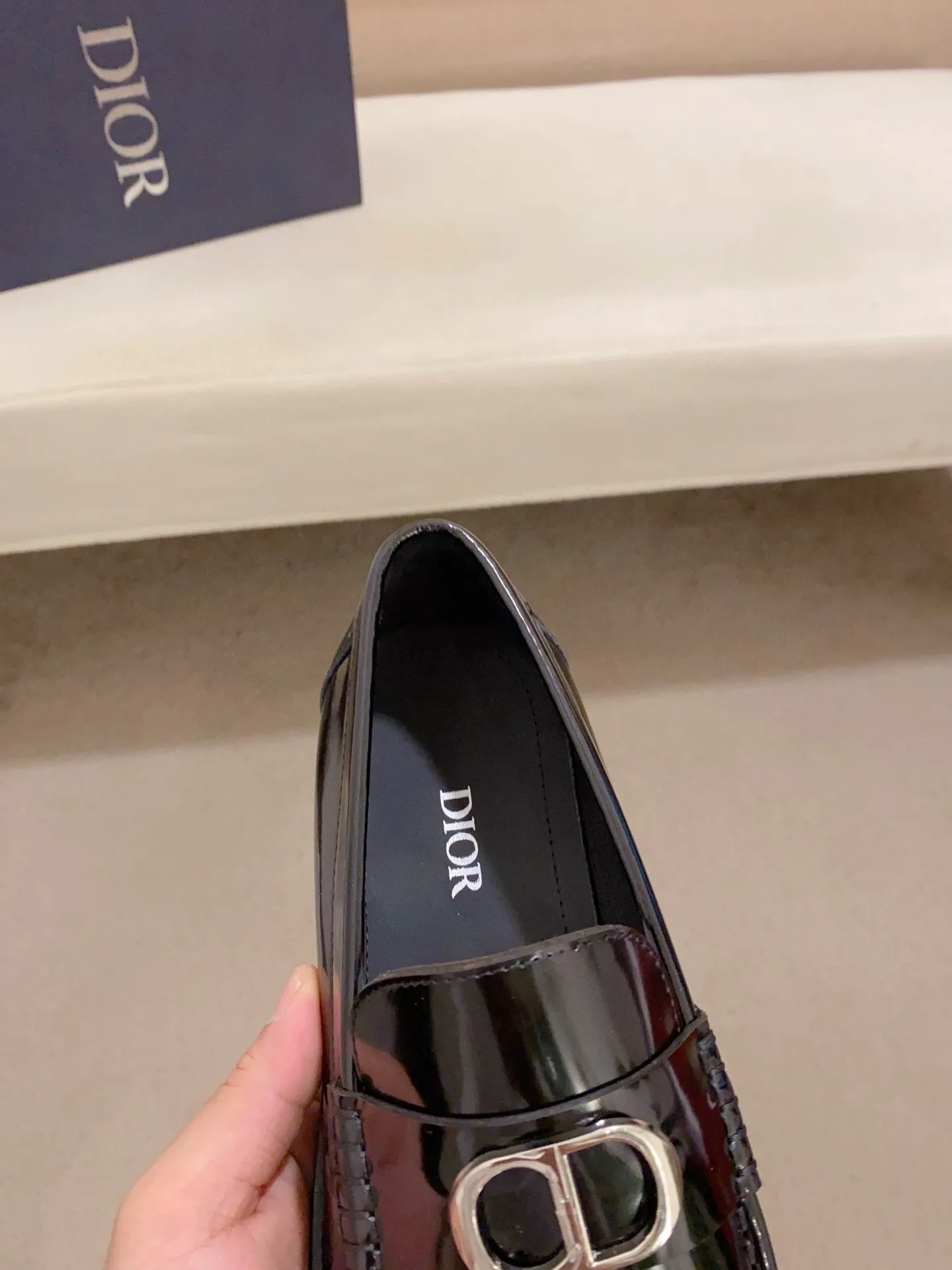 Men's shoes 💰: 560💰 High-end version of Dior Dior's new series. Famous actors and internet celebrities wear super popular designs. The sculptures of French artist Niki de Saint Phalle are designed as rings. Material: Imported original material ➕Painted cowhide Foot pads: cowhide Outsole: Rubber outsole Men's shoe size: 38~44 Can be customized to size 45